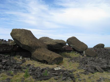 Moai renversés à Vaihu